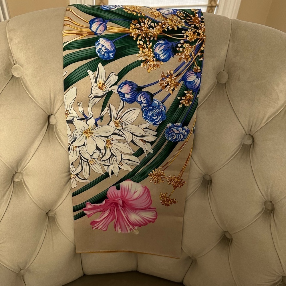 New Salvatore Ferragamo Unisex Scarf Floral Garden Flower Beige Pink Silk Wrap - Picture 9 of 9